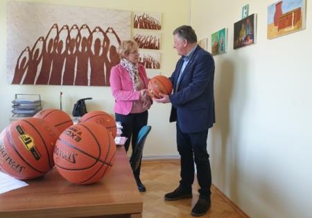 DONACIJA KOŠARKAŠKIH ŽOG 01 Foto Bogomir Opeka